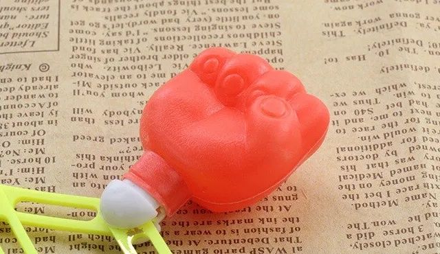 Играчка пистолет с боксова ръкавица , боксова круша