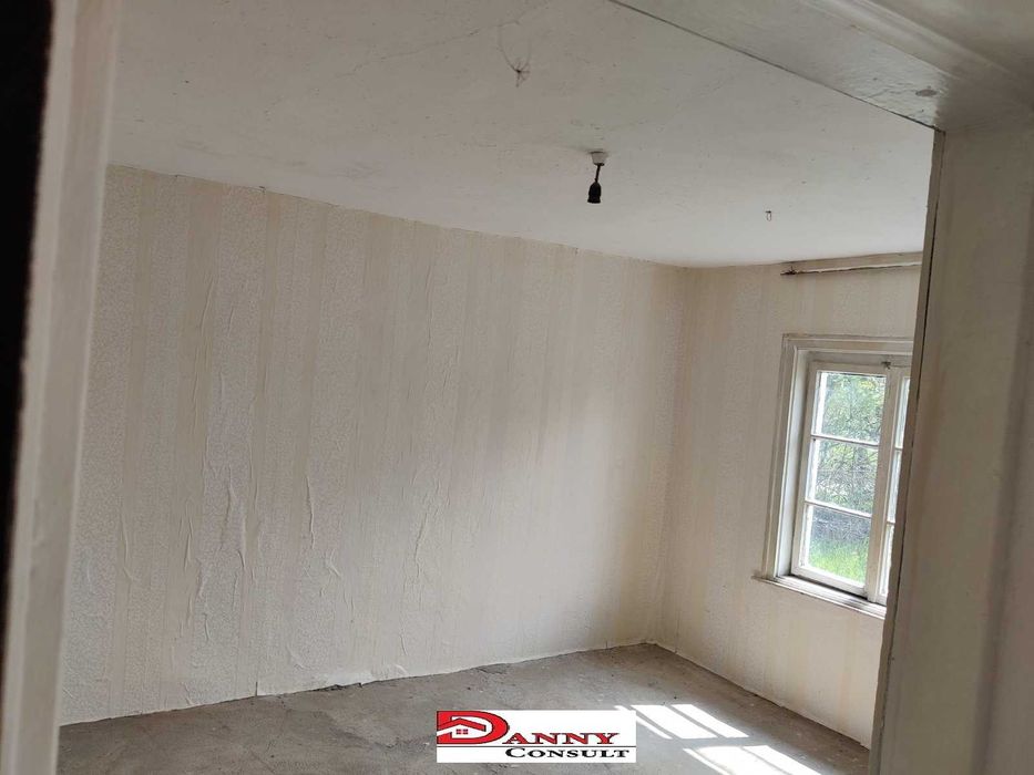 Едноетажна къща с двор и кладенец в с. Овча Могила