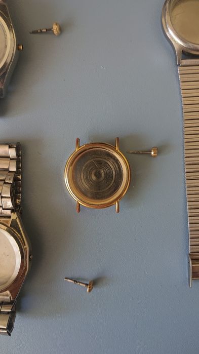 Каси с верижки, коронки и ремонтоари за часовници.