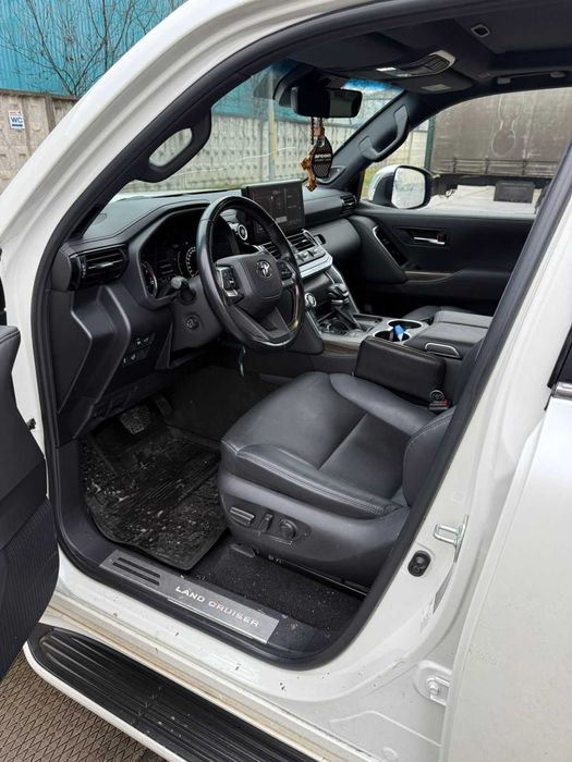 Toyota land Cruser 300.