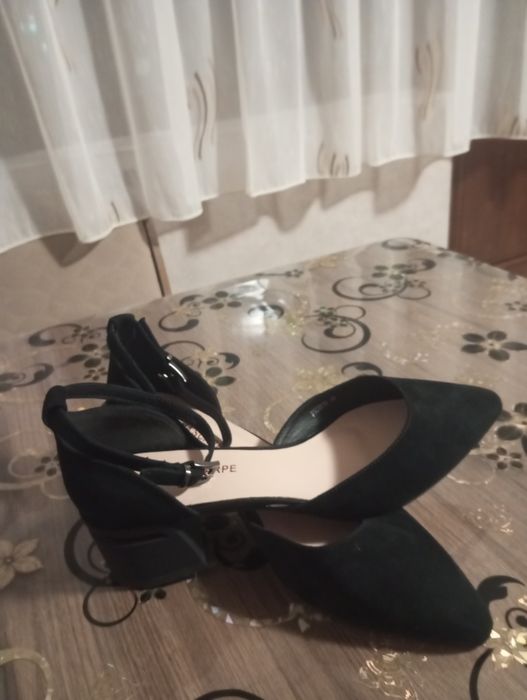 Vând pantofi eleganți