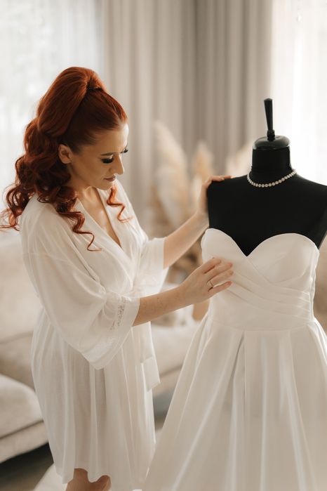 Rochie de mireasa superba cu corset si manusi