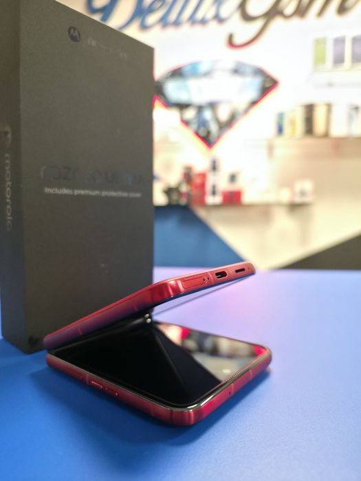 Motorola Razr 60 Ultra / Pantone Rio Red / DeluxGSM