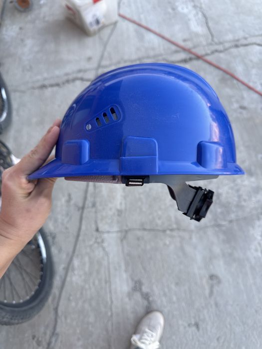 Продается новая каска строительная.