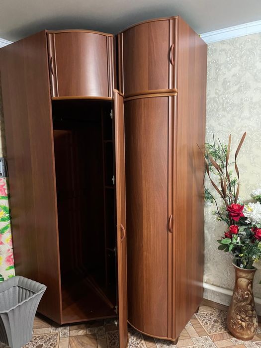 Шкаф  коричневый большой