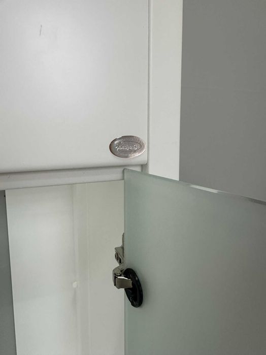 Бял долен шкаф за баня 75 см със стъклени врати - мивка маями