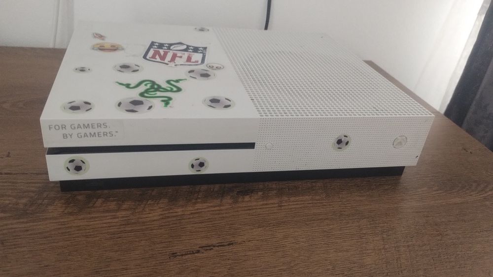 Vând Xbox one s cu doua controale