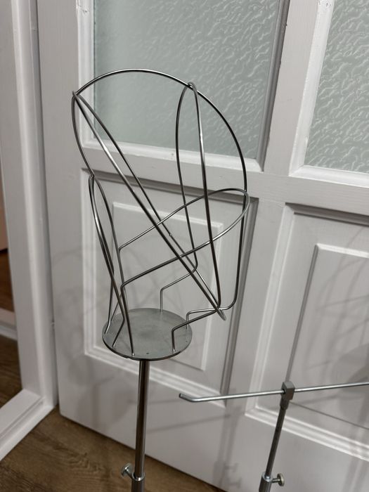 Suport metalic pentru pălării/ căciuli/ șepci/ eșarfe / fulare