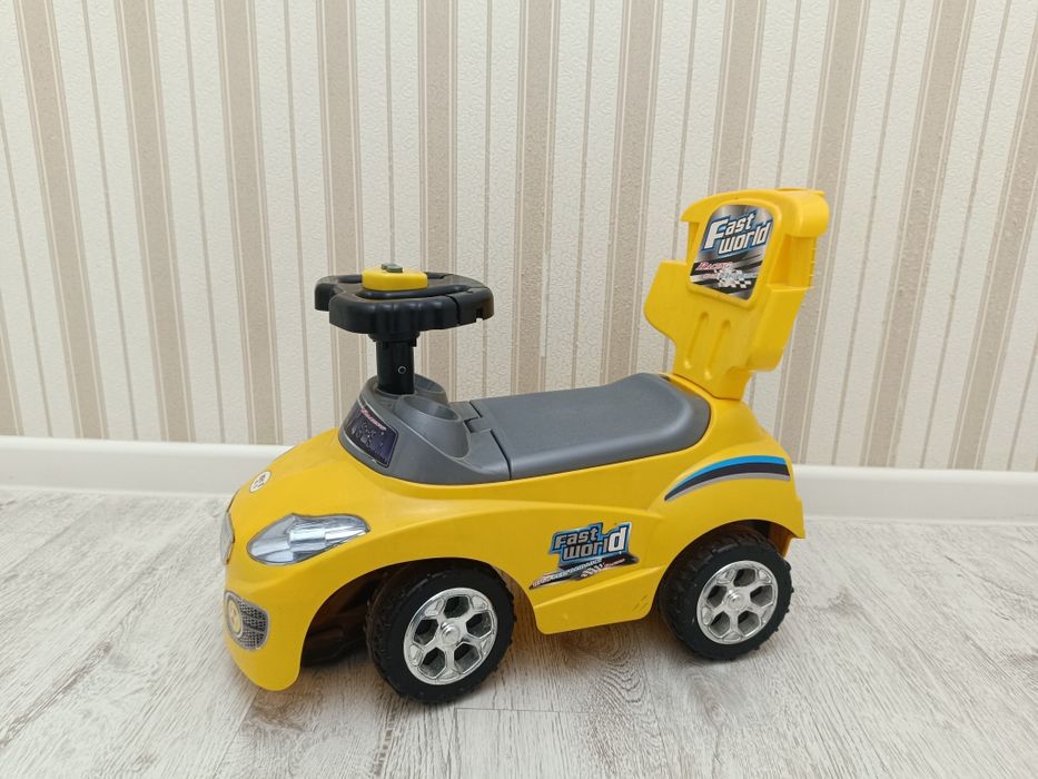 Машинка для ребенка от 1 года. Едет от движения ног, руль, звук!