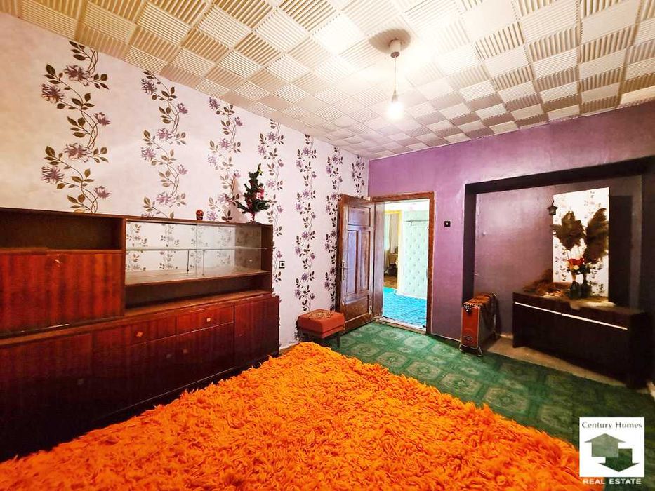 140327 Едноетажна къща с равен двор и кладенец в с. Бутово