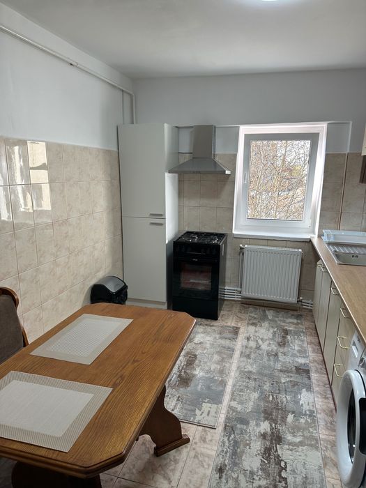 Închiriez apartament  2 camere zona Piața Traian