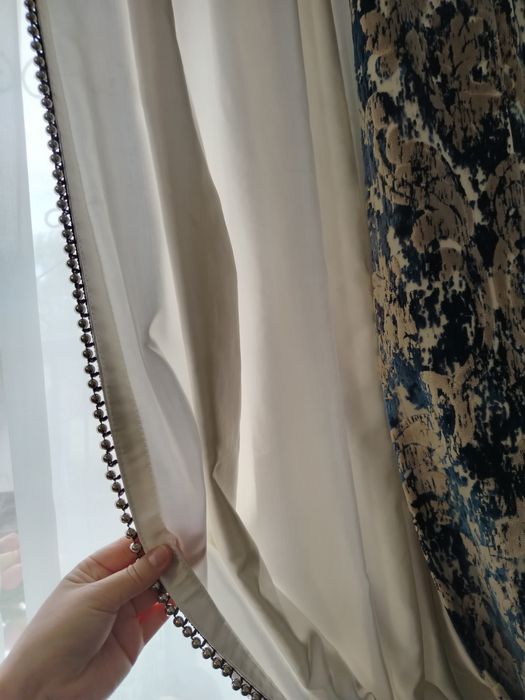 Продаётся шкаф витрина, стол со стульями, шторы и ковры
