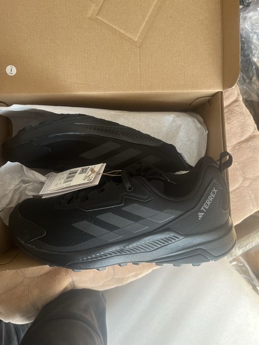 Чисто нови обувки Adidas