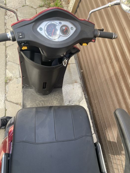 Триколка изцяло на ток документи като Нова