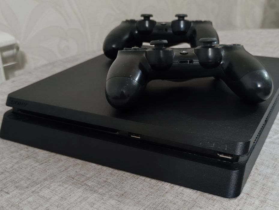 ps4 slim + 2 джостика + 3 игры