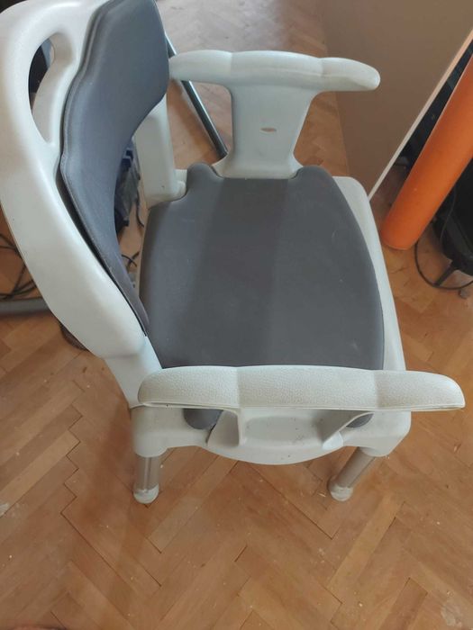 Vand scaun de dus / cada din aluminiu si plastic, cu inaltime reglabila.