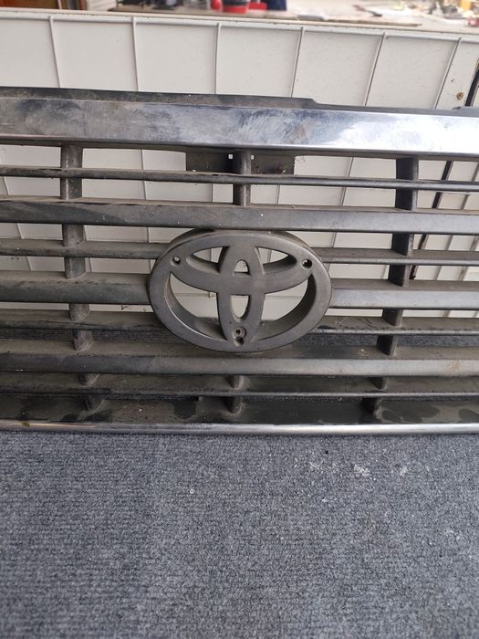 Решетка радиатора Toyota Land Cruiser 80 (Оригинал)