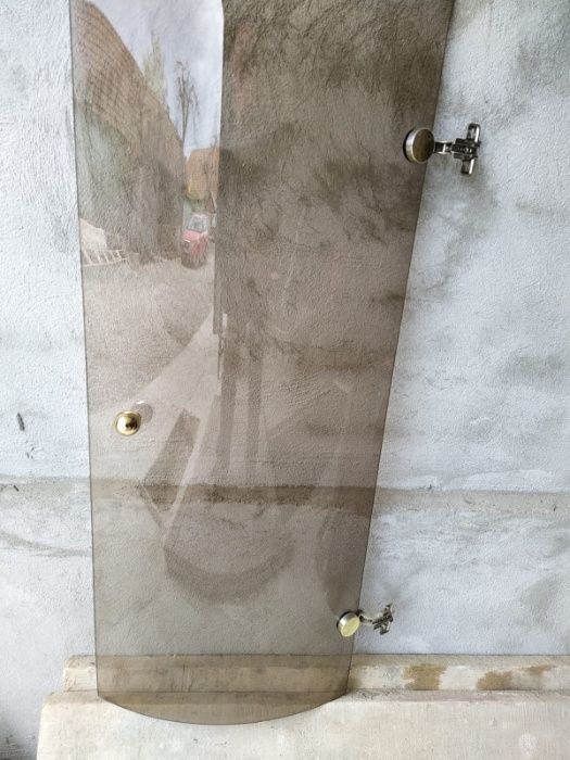 Usa sticla curbata biblioteca