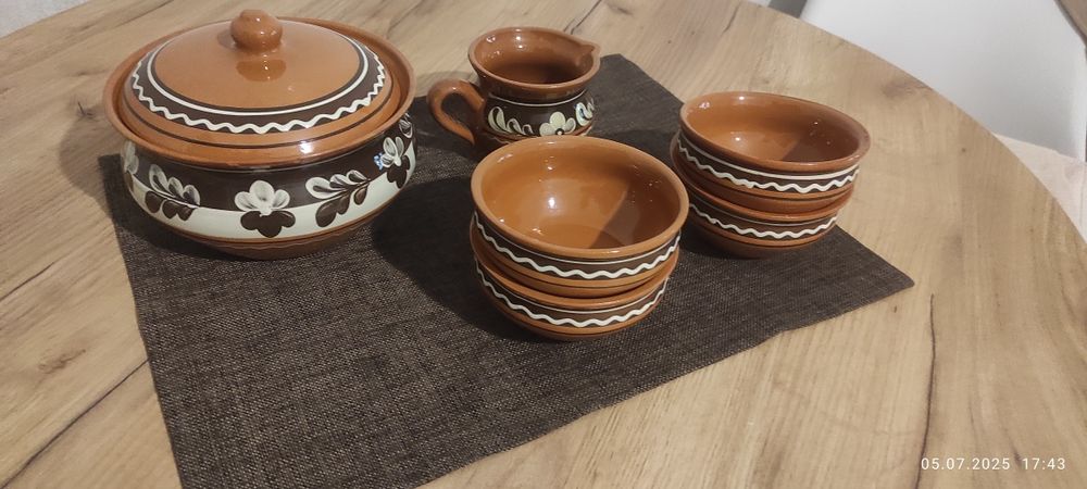 Глиняный набор посуды прошлого века