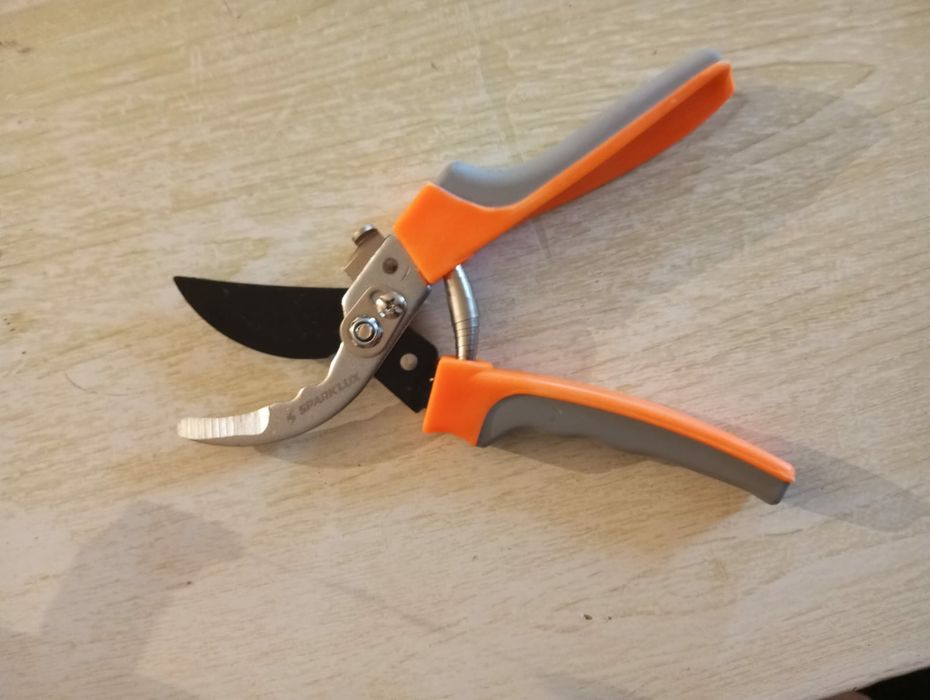 Продам секаторы новые