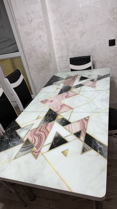 Кухонный стол со стульями.