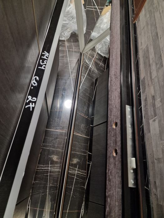 Алуминиева Врата М5 А 69/194 цвят Сив ясен.Бял лакобел Огледало отвън