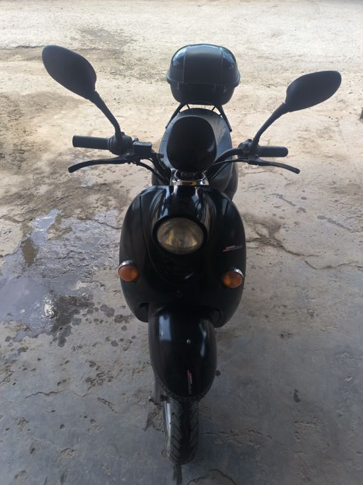 Skuter tok bilan yuradi
