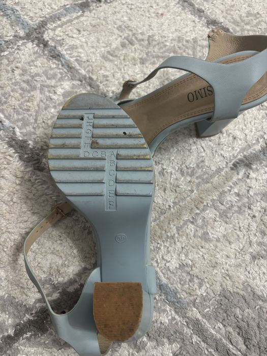 Босоножки на каблуках