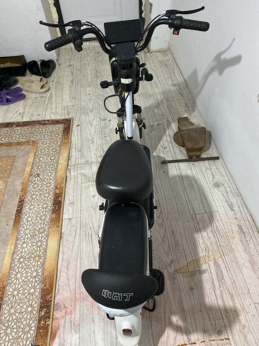 Скутер белый в нормальном состаяние