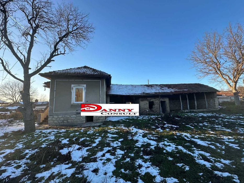 Стара къща с двор и кладенец в с. Горски Сеновец