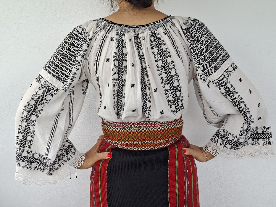 Vind costum popular traditional