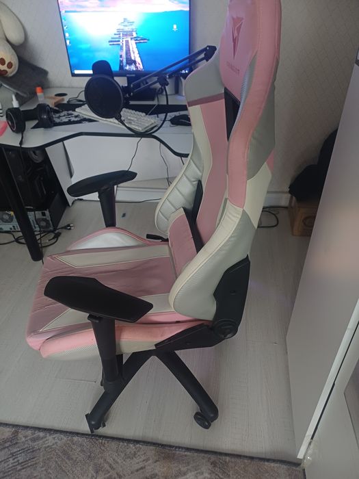 Продаеться игровое кресло
