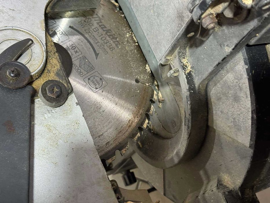 Продавам Настолен Циркуляр Makita MLS100