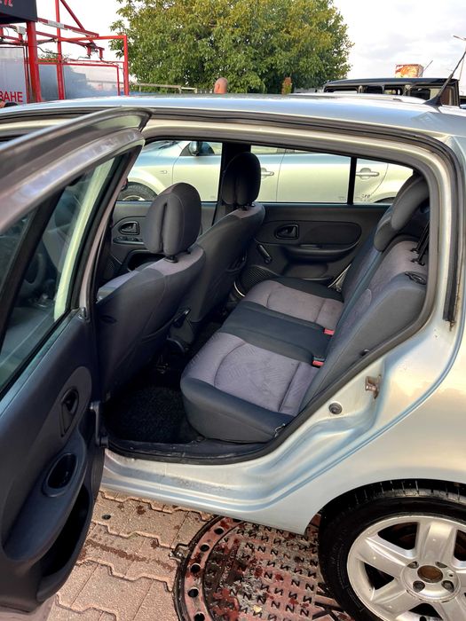 Автомобил Renault Clio 2