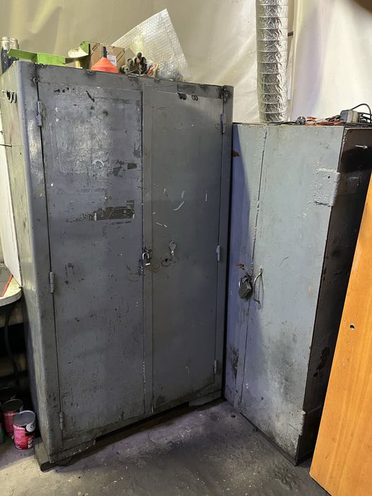 железный шкаф для инструментов