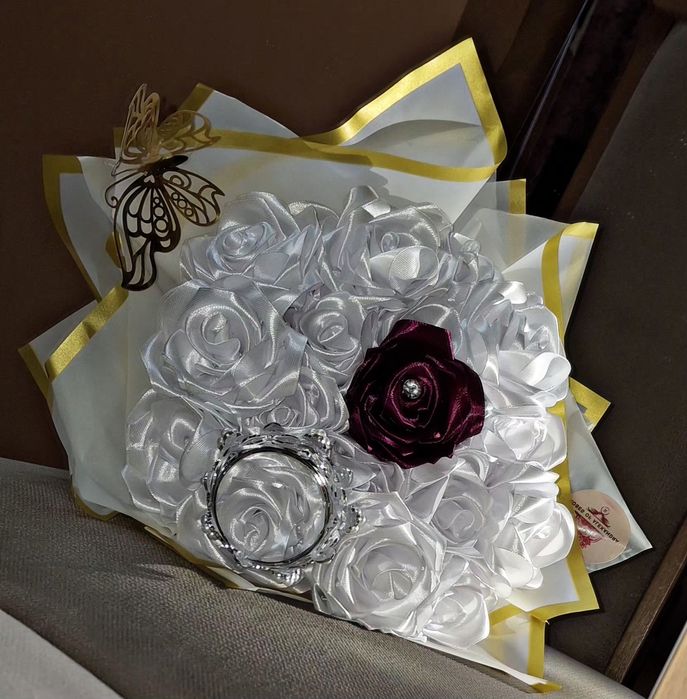 Buchet de 19 trandafiri din satin realizat manual