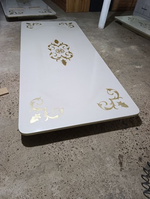 Stol sotiladi Oyoqlari bulinadi