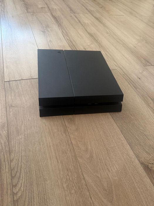 PlayStation 4 standard , 2 manete, 9 jocuri.