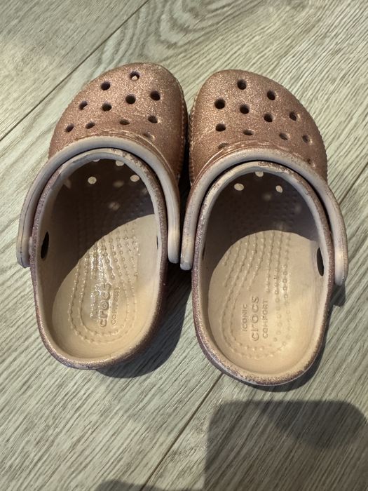 Crocs stralucitori