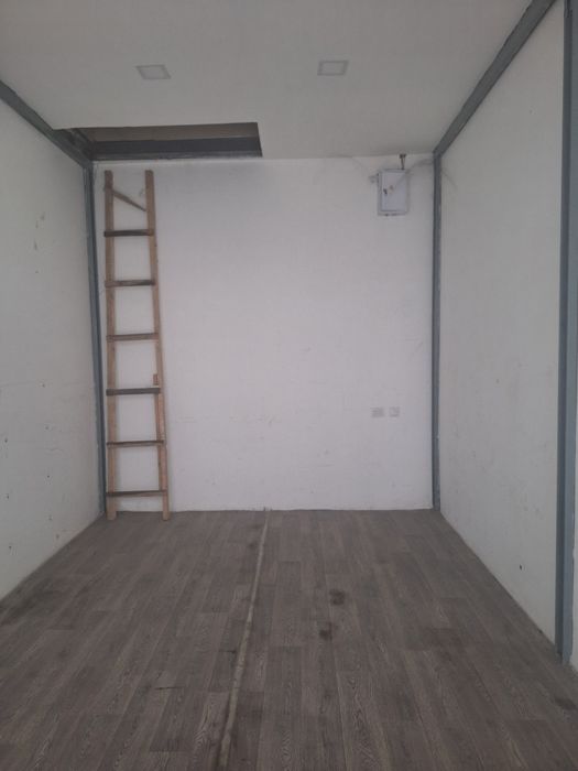 magazin sotiladi. 25 ming $ magazin tepasida  konteyner bor