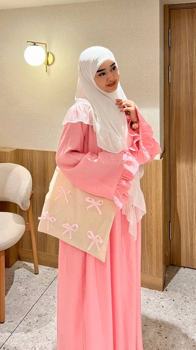 Розовое платье, платок и шоппер