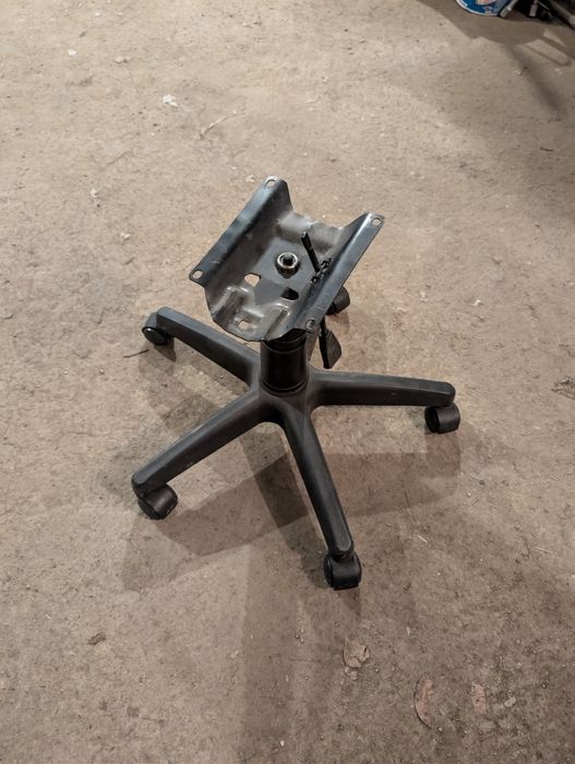 Продавам кръстачка за офис стол с амортисьор