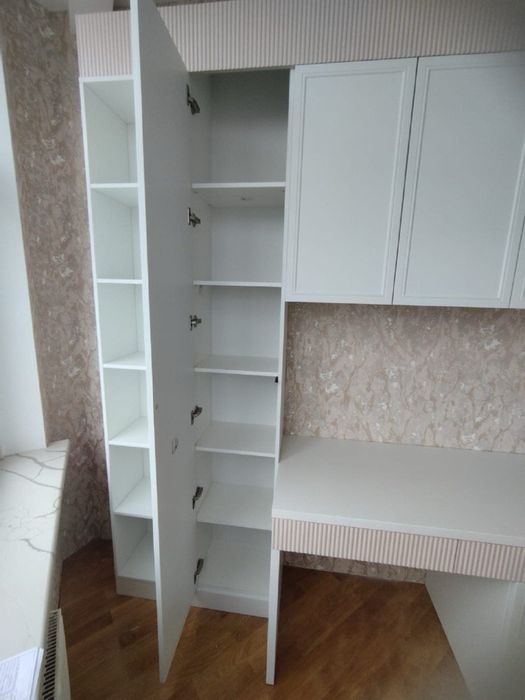 Шкаф для спальни со стульем