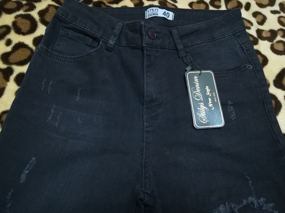 Blugi mărimea 40,noi cu eticheta, de culoare neagra