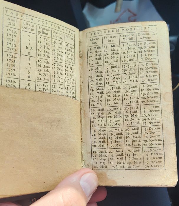 Biblia veche de  200 de ani în latină 1832-1835