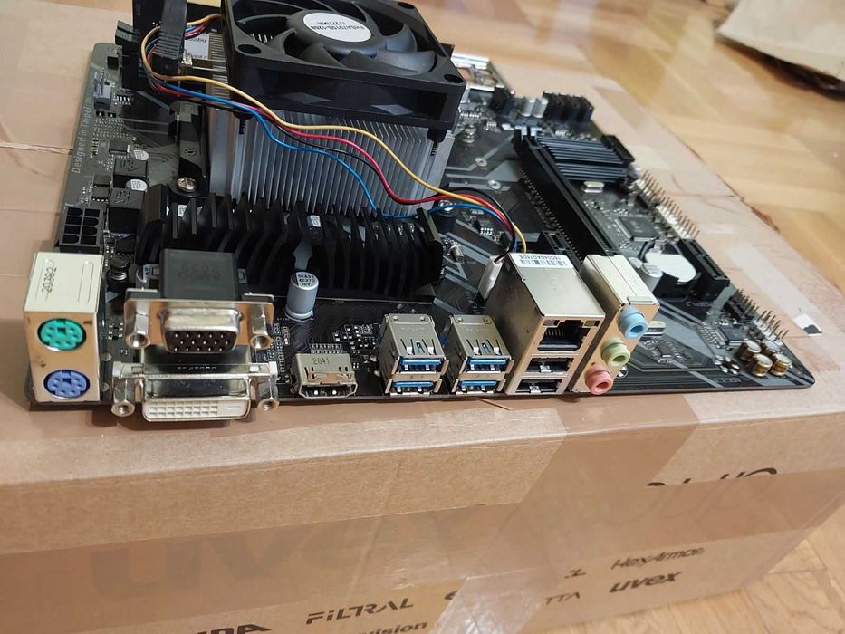 AMD Ryzen 5 3600 + Gigabyte B450M S2H + 16GB 3200Mhz DDR4
