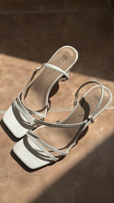 Продам босоножки белые