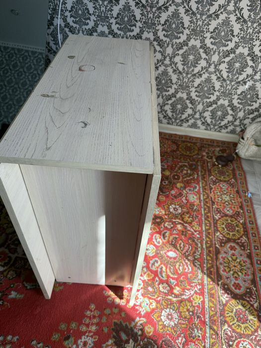 Продам стол и морозильник