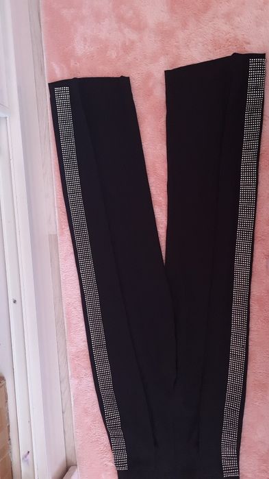 Панталон на Nicole размер ХС чисто черен със сребърни мотиви.