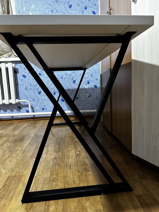 Срочно продам компьютерный стол